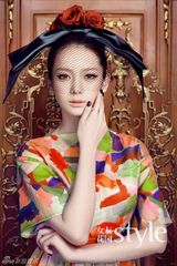 组图：戚薇最新大片复古造型创意蔷薇头