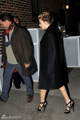 组图：斯嘉丽穿黑色及膝裙裹大衣美丽冻人