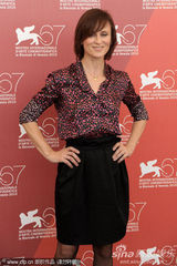 《三》媒体见面会 苏菲-罗艺斯获两男星揽腰护花