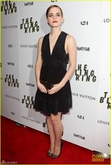 组图：艾玛-沃特森红唇出席《珠光宝气》首映