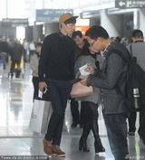 组图：张亮电话不断业务忙 酷劲十足逗乐女助理