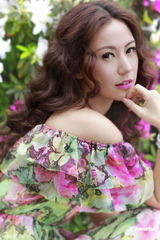 组图：刘心悠花朵裙装拍写真 望早日遇真命天子
