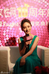 组图： 郭珍霓颁奖 孔雀色长裙尽显高贵气质