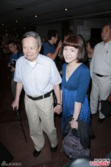 组图：91岁杨振宁携36岁妻子捧场刘晓庆