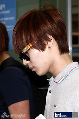 组图：SHINeeTEENTOP亮相机场 赴新参加演出