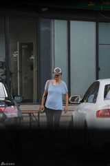 组图：马雅舒挺大肚独自逛超市 路边买水果