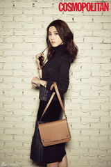 高清组图：韩演员李宝英时尚写真展高雅干练风