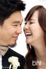 组图：韩星金智友嫁明星大厨RaymonKim幸福甜蜜