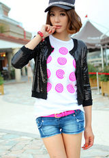 组图：王文绮初秋百搭写真 享受清新阳光之旅