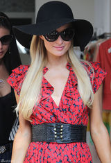 高清组图：帕丽斯-希尔顿V领红裙现身加油站