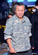 组图：韩国大钟电影节颁奖 导演金基德迷彩装亮相