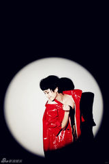 组图：小宋佳写真迷幻复古 戏里戏外皆摩登时尚