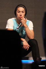 组图：萧亚轩昆凌等港台百位明星同台为公益开唱