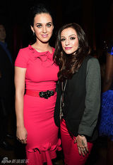 组图：凯蒂-佩里桃红裙丰乳翘臀 获 B i l l b o a r d 年度女性