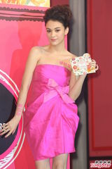 组图：张榕容以褶皱装遮肚 语带保留否认怀孕