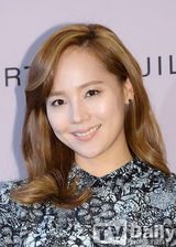 组图：柳真亮相时装发布会 美貌依旧妩媚动人