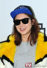 组图：孔孝真参加首尔时装周 毛绒大衣霸气足