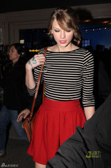 组图：泰勒-斯威夫特超短红裙秀美腿