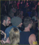 组图：麦莉-赛勒斯洛城演绎新单曲 激吻水果姐