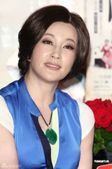 组图：刘晓庆秀美腿宣传新作 李敖叹相见恨晚