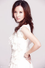 组图：优雅张萌白衣尽显小女人知性美