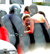 组图：詹妮弗-劳伦斯抹胸裙娇艳似火 现场跌倒