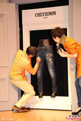 组图：郭富城穿皮褛扮机师 赞张曼玉衣着有品味