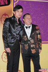 组图：周杰伦现身祝寿曾志伟 全黑套装帅气