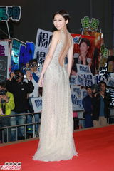 组图：胡定欣素色长裙秀美背 牵手王浩信罗仲谦