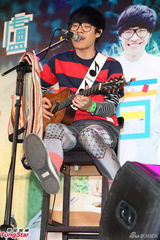 组图：卢广仲开唱忘词 High到撞牙缺角