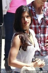 组图：贾斯汀-比伯为新曲拍MV 与女主角调情频笑场