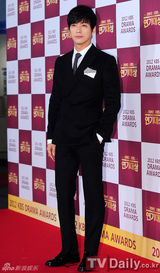 组图：金南珠获奖落泪 宋仲基文彩元成最佳搭档