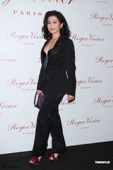 组图：钟楚红低胸马甲亮相劝后辈交友慎重