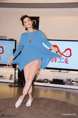 组图：Ella出席公益影像展 喜事将近洋溢幸福