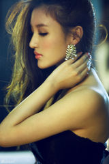 高清图：刘羽琦最新性感写真 半面示人魅惑秀酥胸