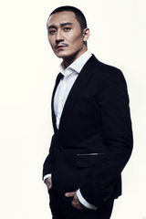 组图：陈昊黑白写真 魅惑绅士展型男本色