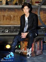 组图：秀英李钟赫片场调情 潮人李天熙脚踩飞跃