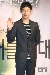 组图：韩剧《期待恋爱》发布 宝儿与两男星亲密