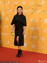 组图：刘璇黑裙披发现身红毯 自信秀美腿