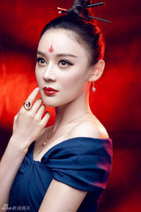 组图：袁姗姗烈焰红唇登封面 演艺时尚中国风