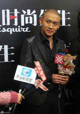 幻灯：聂远Bling西装抢眼 与王晶李湘老公相见欢