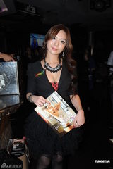 组图：Elaine Wong与同门姐妹共同进行写真宣传