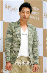 组图：金智秀崔哲浩等出席新剧《LoveAgain》发布会