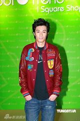 幻灯：周秀娜化身性感足球宝贝 与周柏豪秀运动装