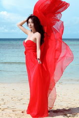 组图：姜欣雨红裙写真 胸前春光乍泄