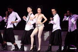 组图：莫文蔚提前穿白纱 卖性感与张亚东同台演出