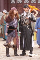 幻灯图：容祖儿新片造型搞怪 与阿Sa(蔡卓妍)亲热如姐妹花