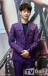 组图：《单身女》发布 李秉宪美娇妻演失婚女