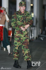 组图：SJ庆出道8周年机场上演变装秀 整疯粉丝