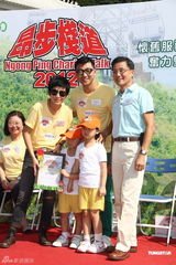 组图：吴君如出席慈善活动 称已安慰脚伤古天乐